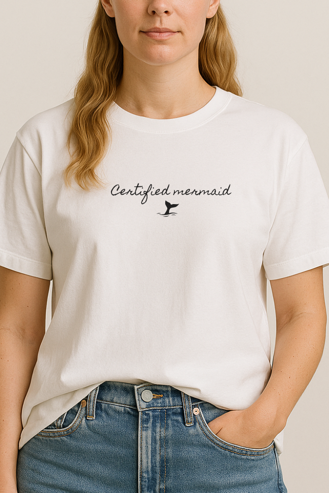 Dame med hvit unisex isbading t-skjorte fra doudare med påskrift Certified Mermaid