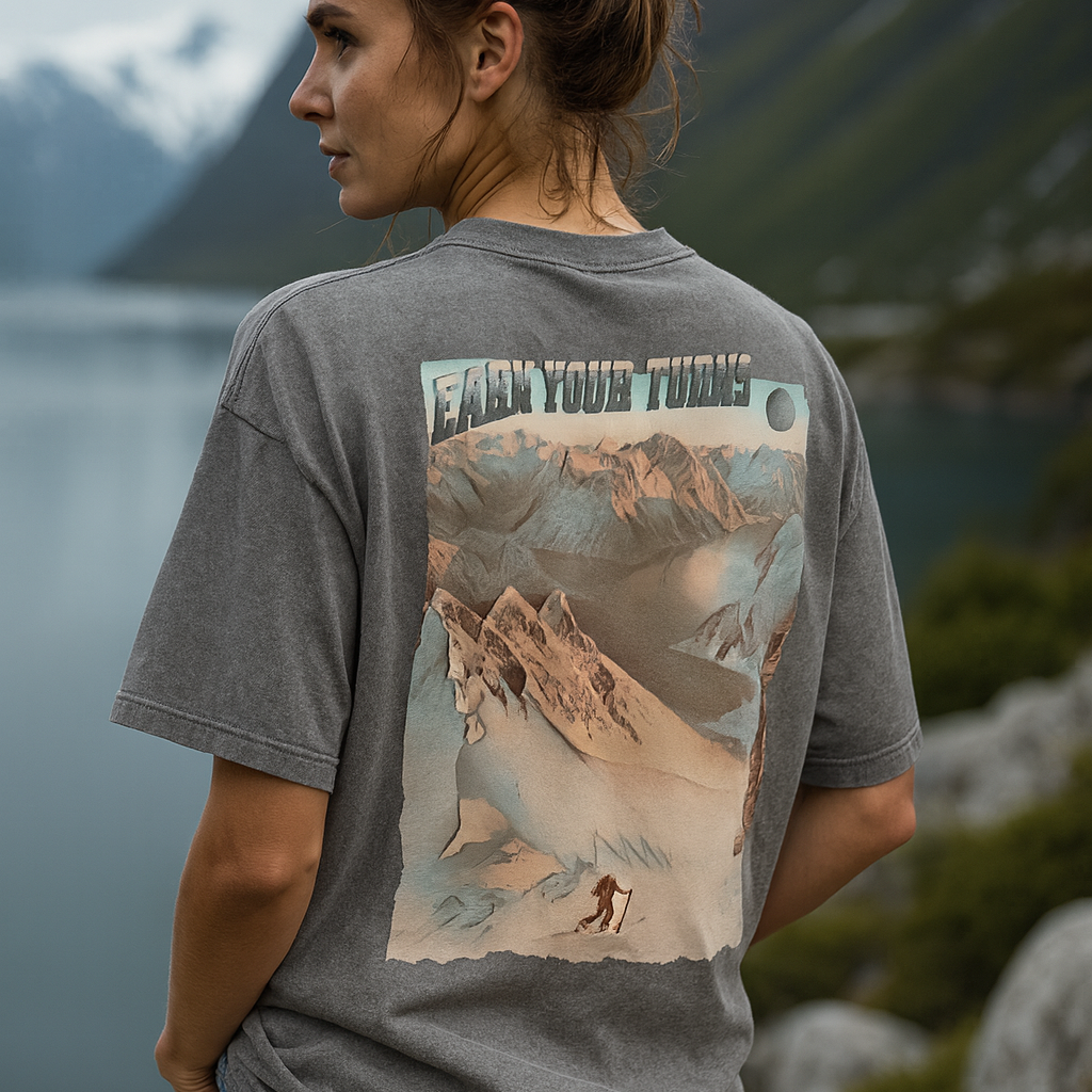 Ei dam e som har på en grå washed unisex oversized t-skjorte med randonnee motiv på ryggen Earn Your Turns