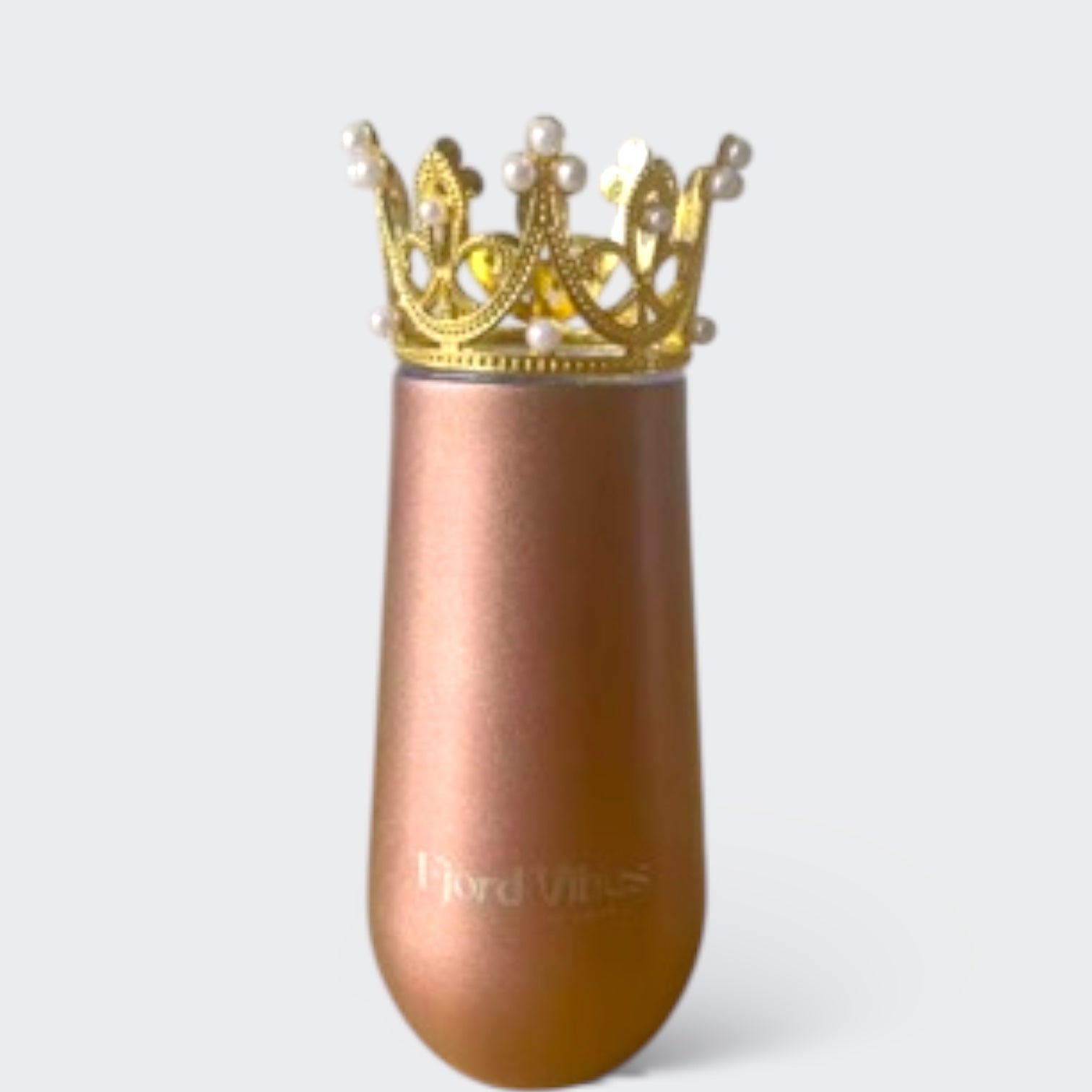 Fjord vibes prosecco vin kopp i rosegull farge med pyntekrone i gull