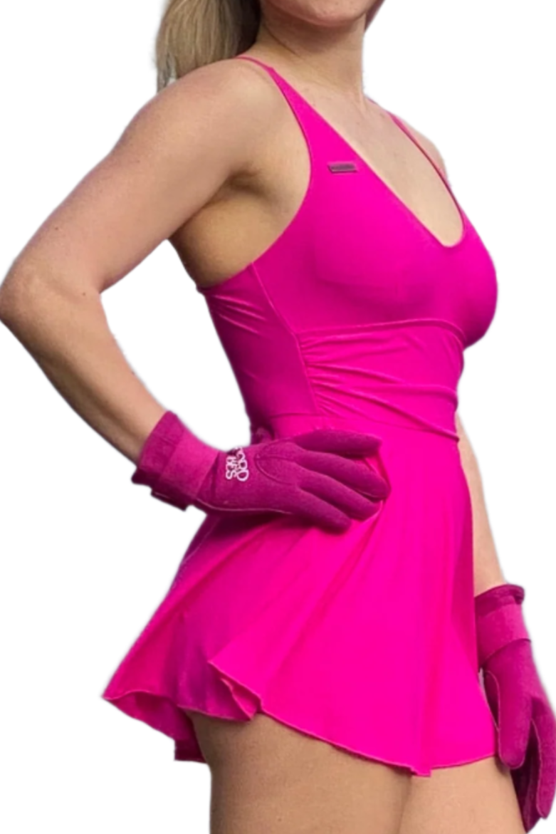 Ei dame som har på en rosa badekjole fra DoUDare med tilhørende rosa neopren-hansker.