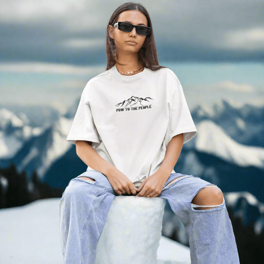 en_dame_med_en_hvit_t-ekjorte_for_ski-kj_rere_med_p_skrift_pow_to_the_poeple_kologisk_bomull