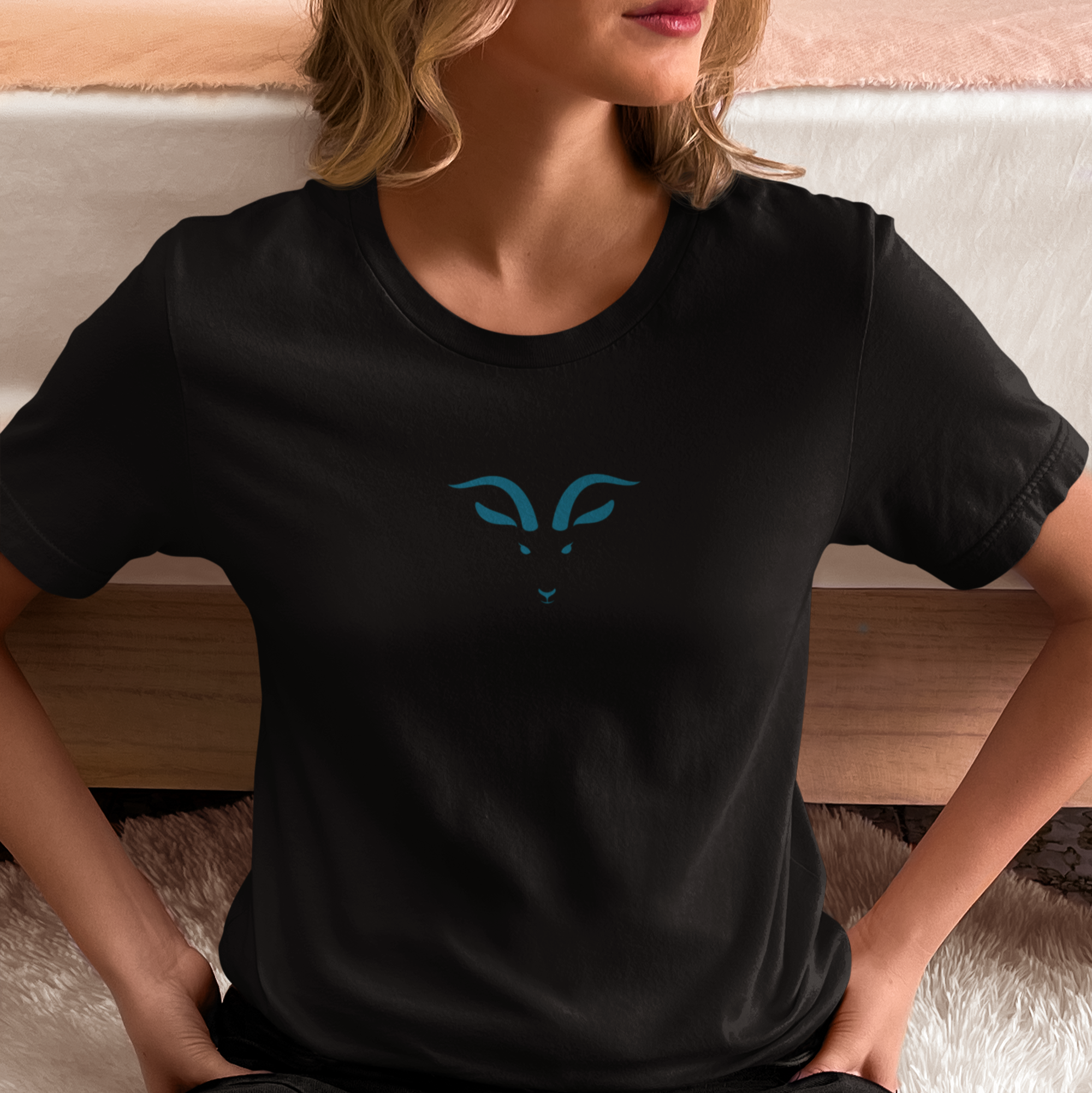 fjellgeit t-skjorte dame i unisex modell svar med blått trykk