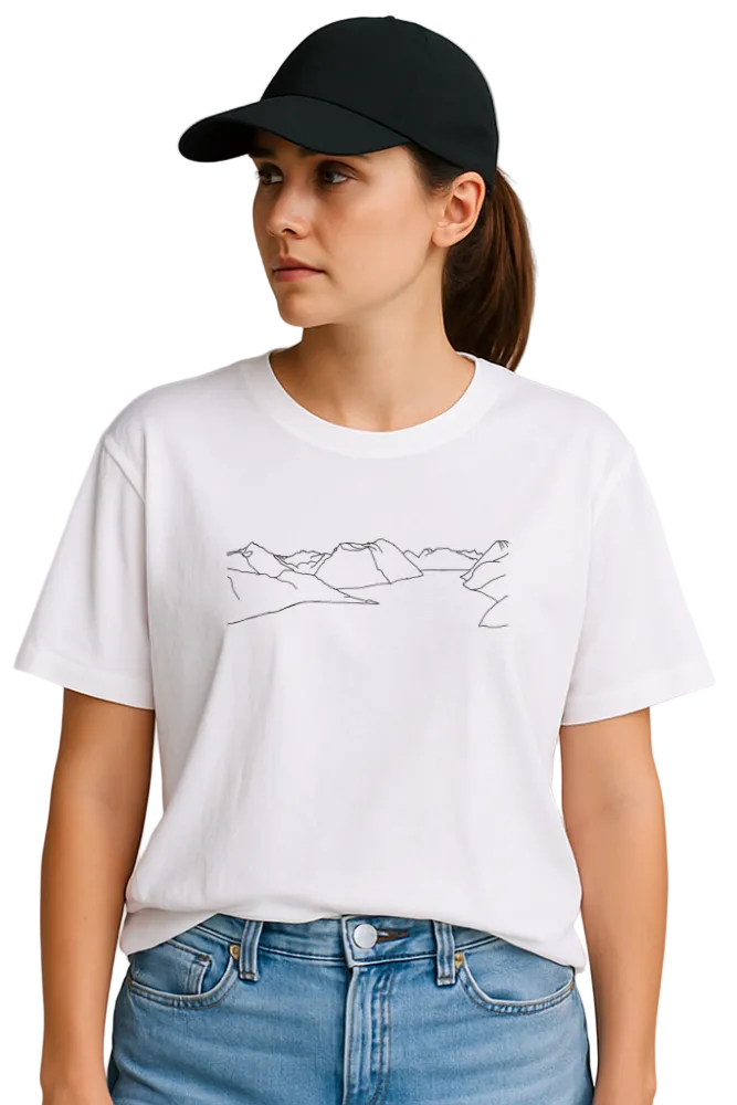 Mountains Tee - unisex - DoUdare - hvit økologisk t-skjorte unisex med trykk av fjellkjede over hele brystet. Dame med svart caps og dongeri bukse har den på