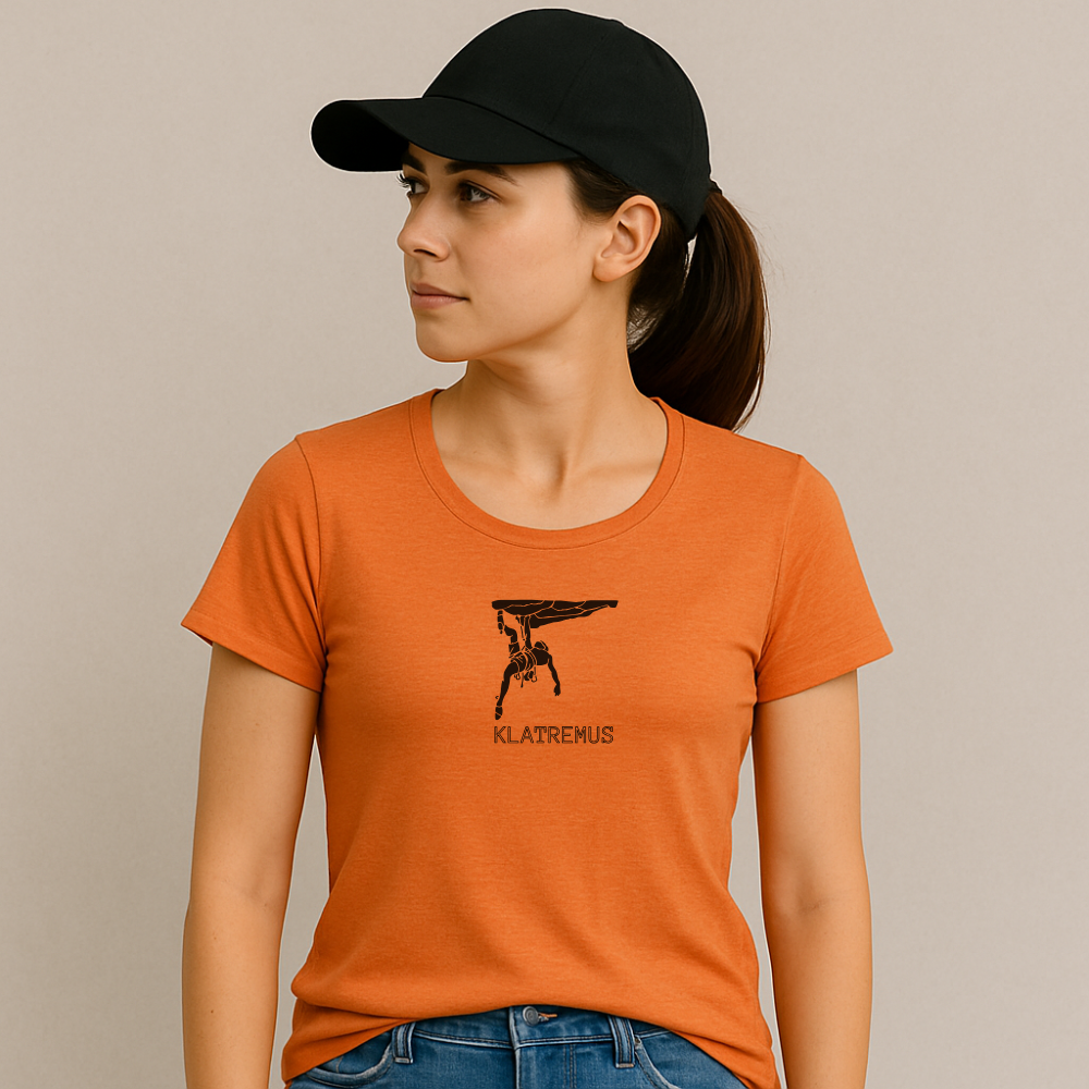 dame med svart caps som har på orange bambus t-skjorte med trykk av klatremus i svart. Innsvinget damemodell fra DoUdare
