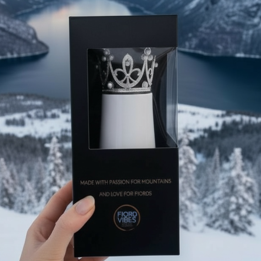 dame som holder en eske med en prosecco kopp inni i en gave eske, Koppen har prinsessekrone