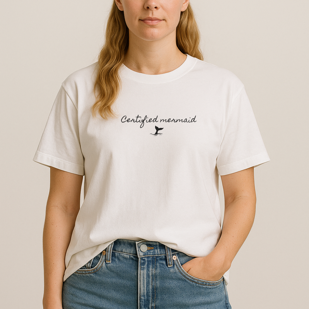 Dame med hvit unisex isbading t-skjorte fra doudare med påskrift Certified Mermaid