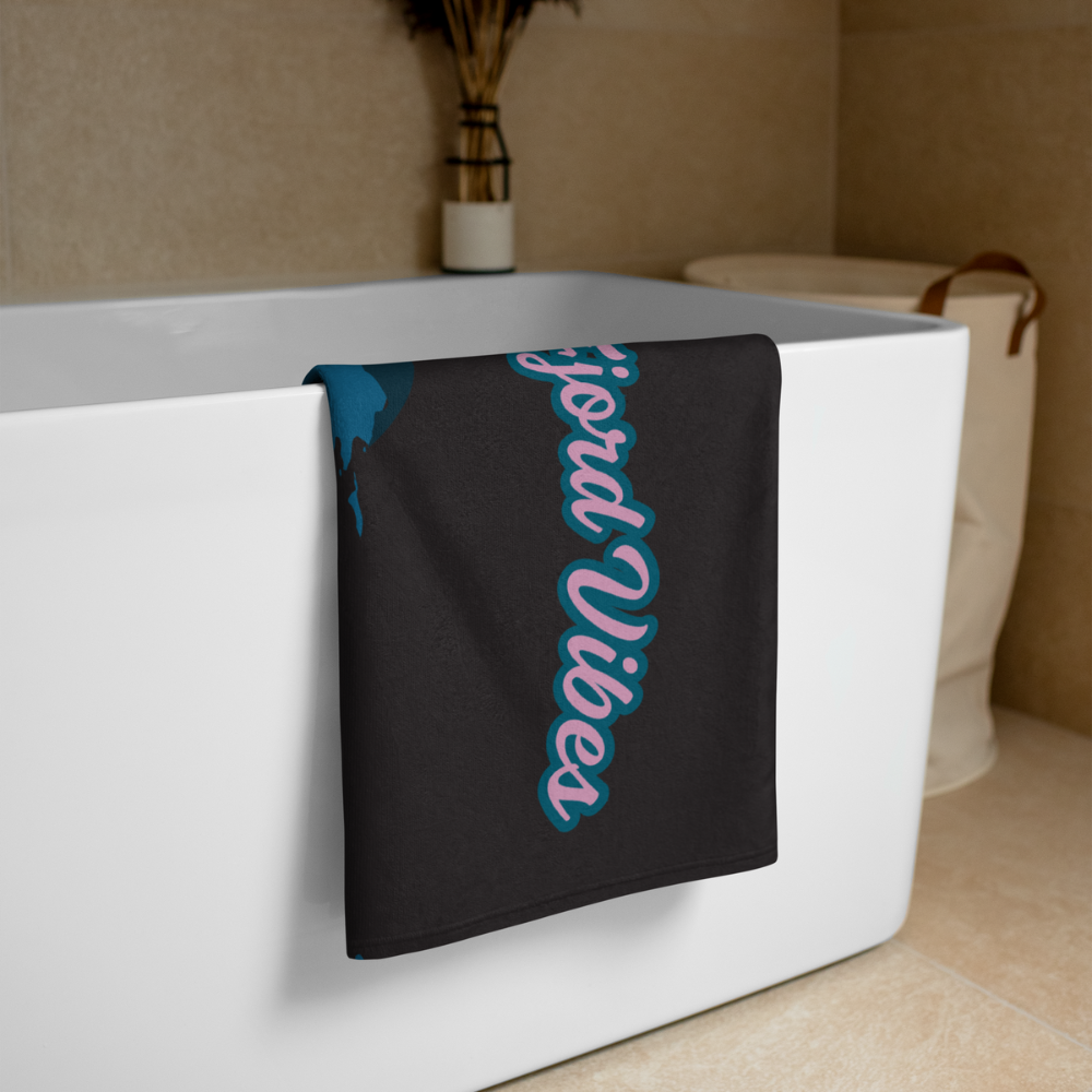 Fjord_vibes_badehandduk_liggende_over_badekaret_rosa_og_bla