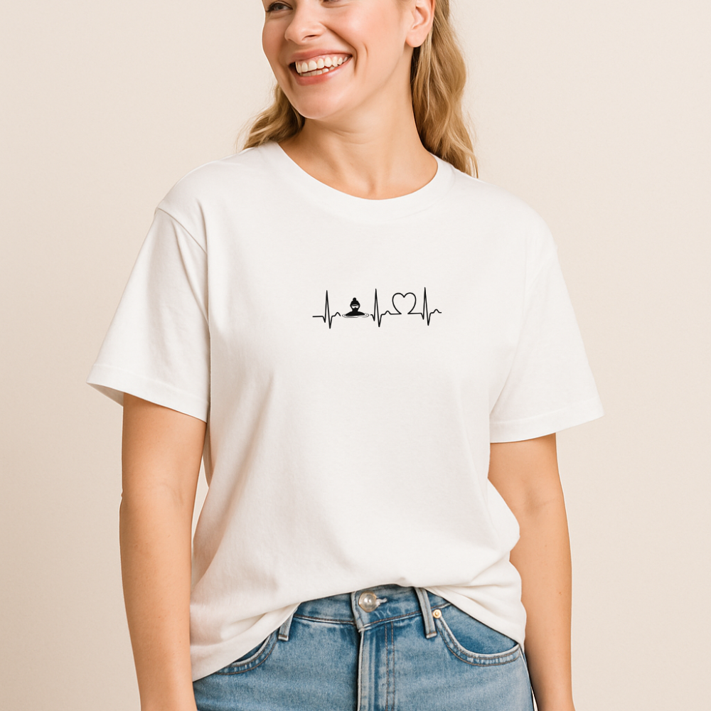 dame som har på en hvit t-skjorte med trykk som viser at hun elsker å bade med hjerteslag og svømmer over brystet