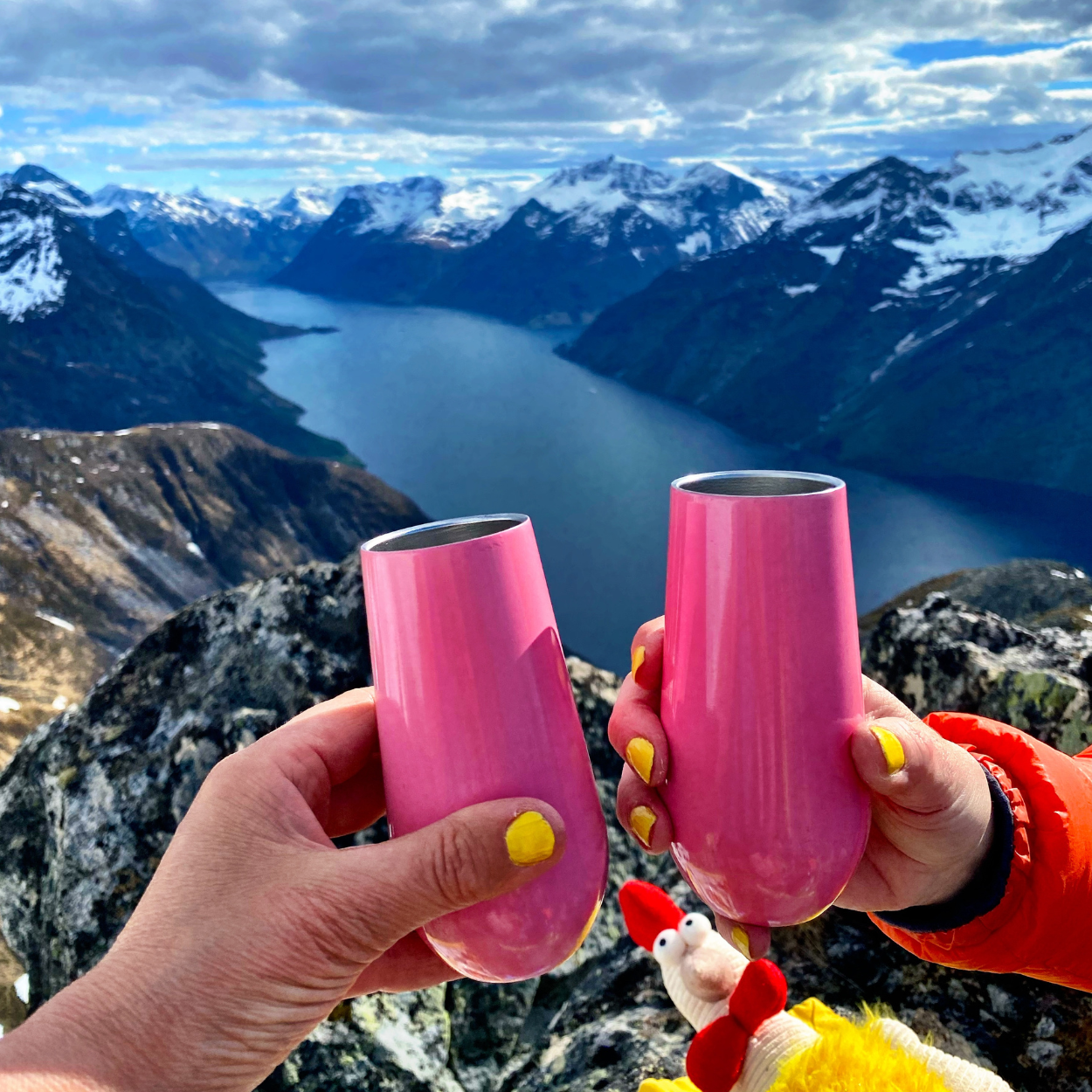 Prosecco  - Champagne termokopp - to damer som skåler på en fjelltopp med hver sin knallrosa champagne-kopp