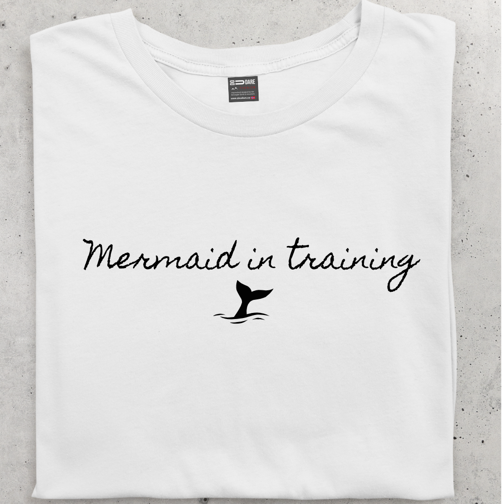 hvit sammenlagt unisex isbading  t-skjorte  med påskrift Mermaid in training fra Doudare