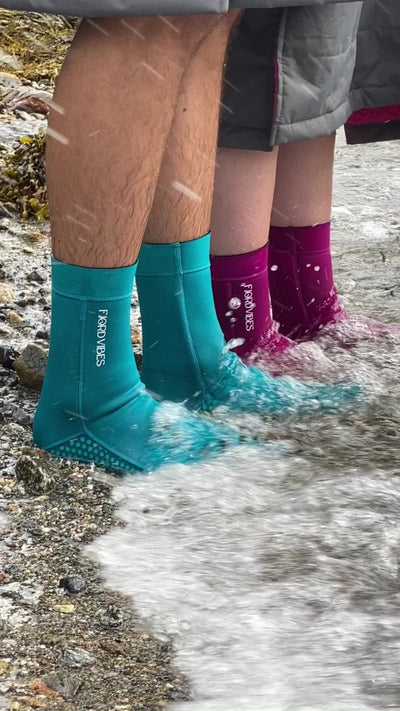 Neopren sokker fjordvibes neoprene i blå og mørk rosa